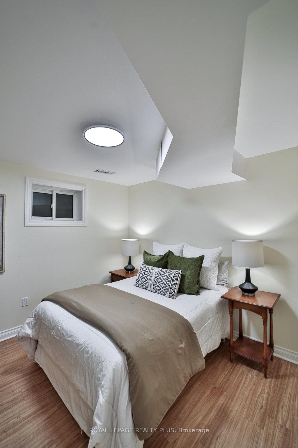 644 Maclaren Drive photo 33