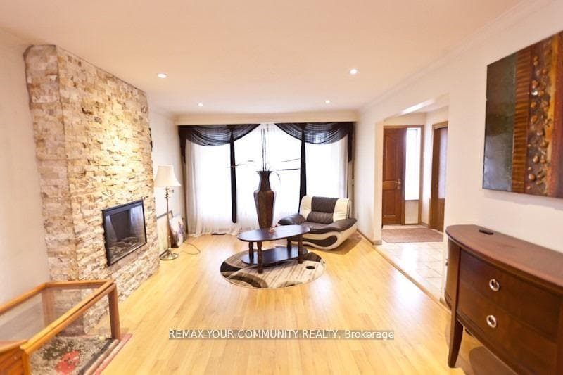 8 Stanwood Crescent photo 7