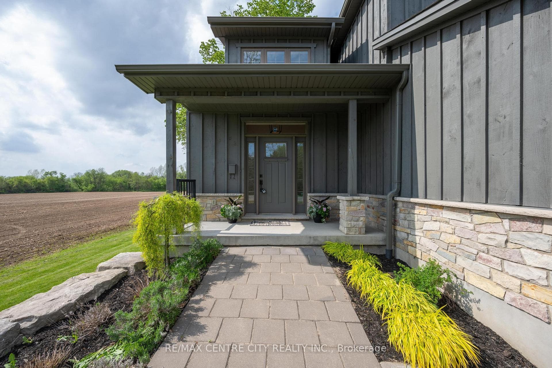 2580 Dundas Street photo 33