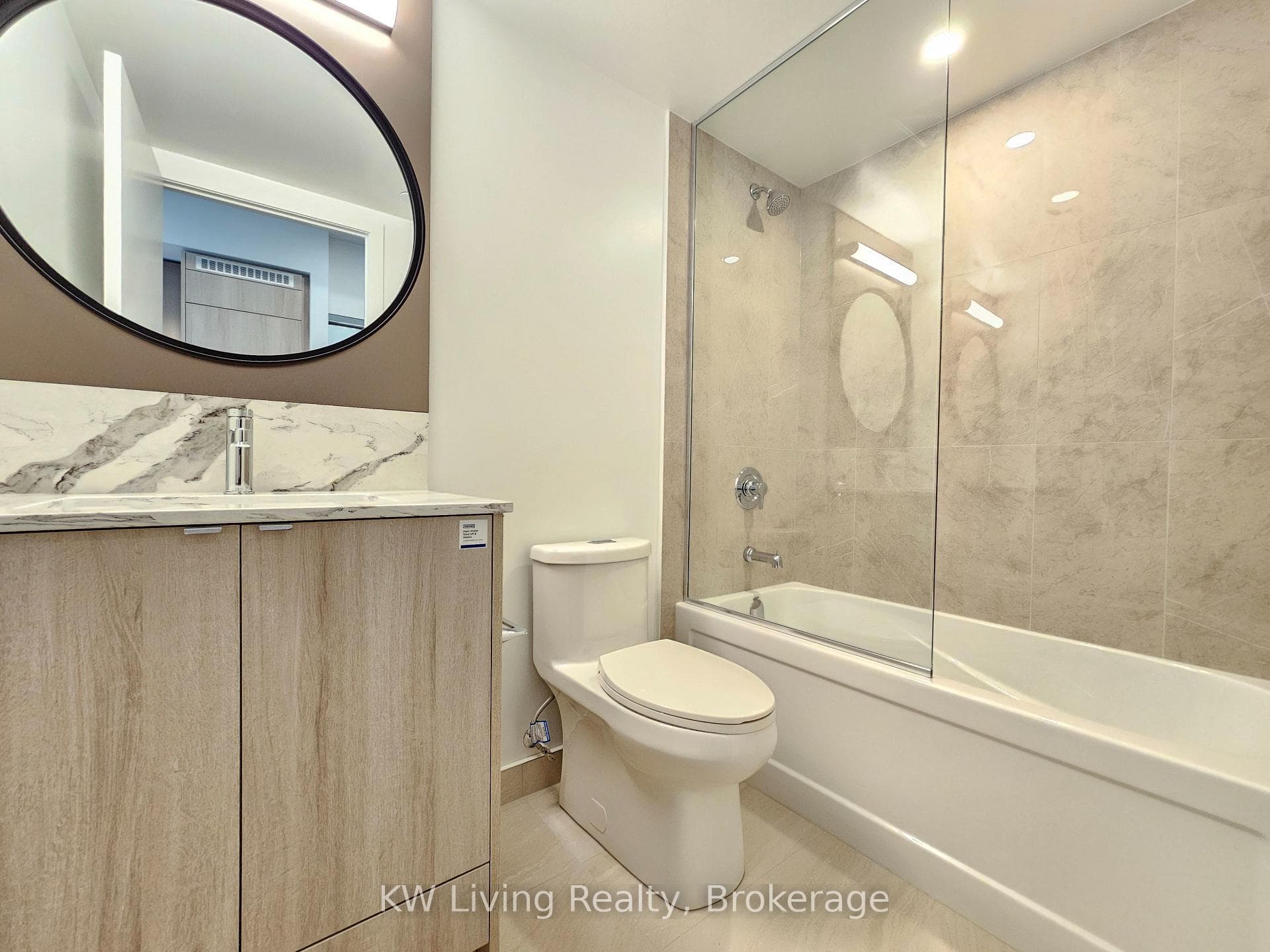 771 Yonge Street Unit 909 photo 2
