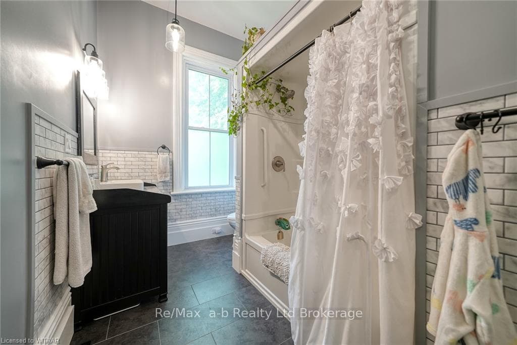 392 KING STREET WEST Street photo 11