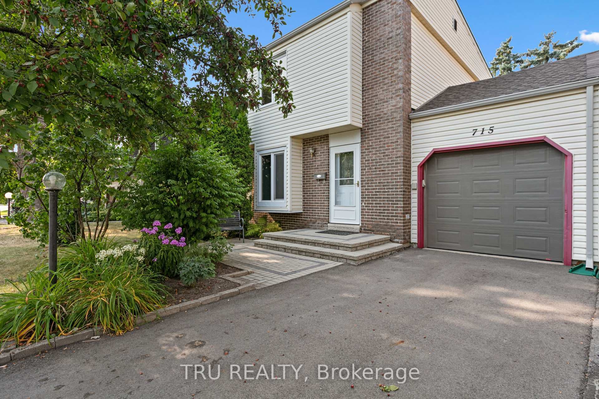 715 Mooneys Bay Place photo 1