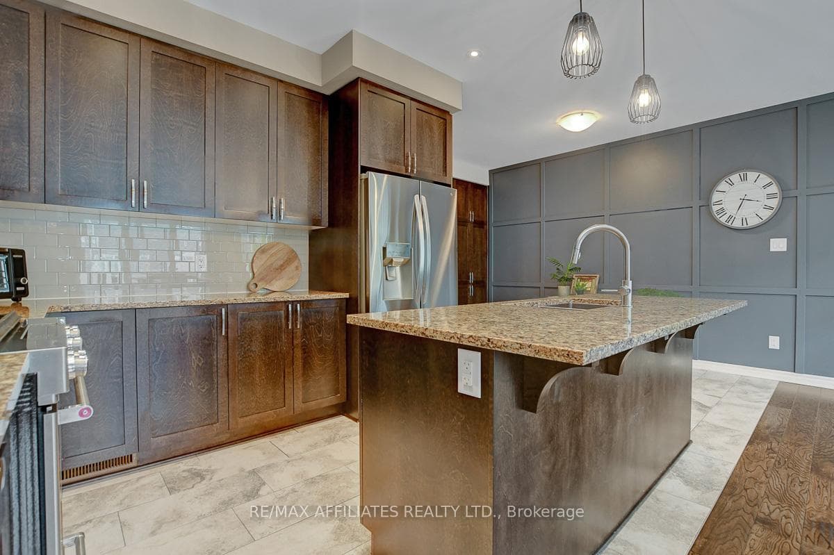 228 Fergus Crescent photo 14
