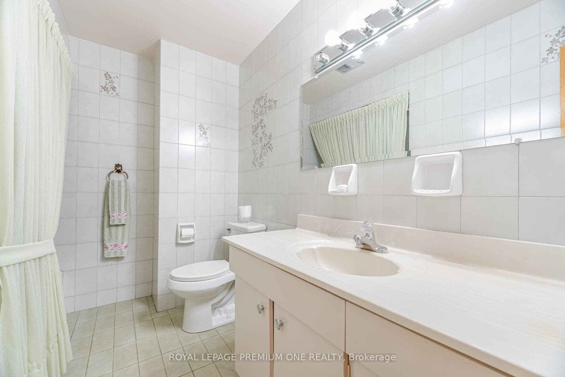 128 Hullmar Drive photo 23