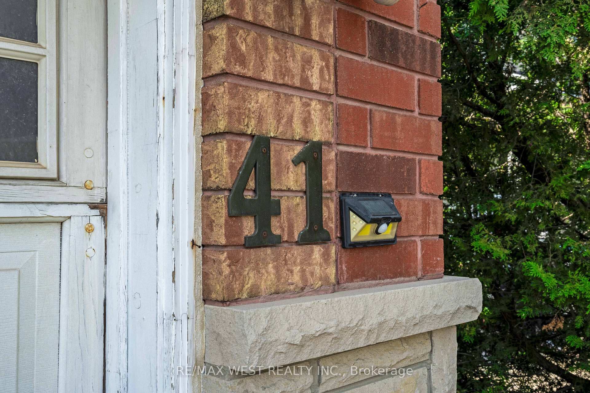 41 PineView Crescent photo 7