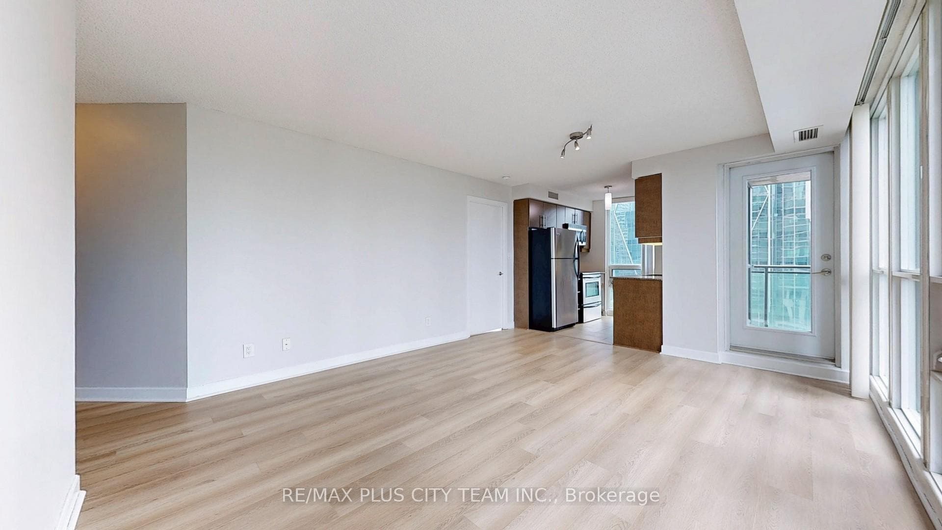 18 Harbour Street Unit 1305 photo 7