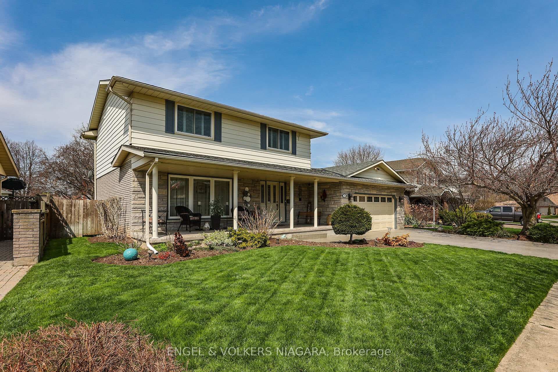 15 Butler Crescent photo 1