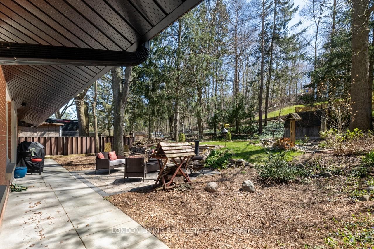 782 Springbank Drive photo 6