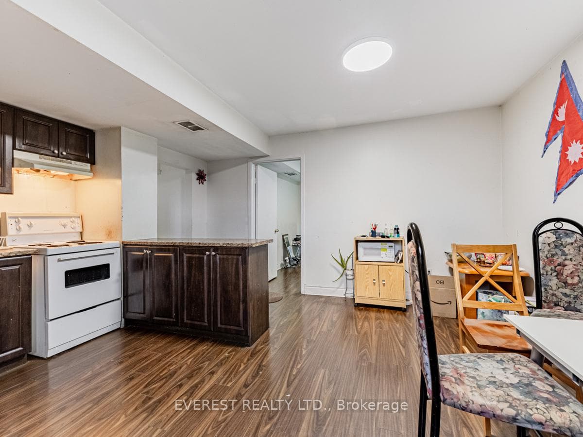 956 Danforth Road photo 24