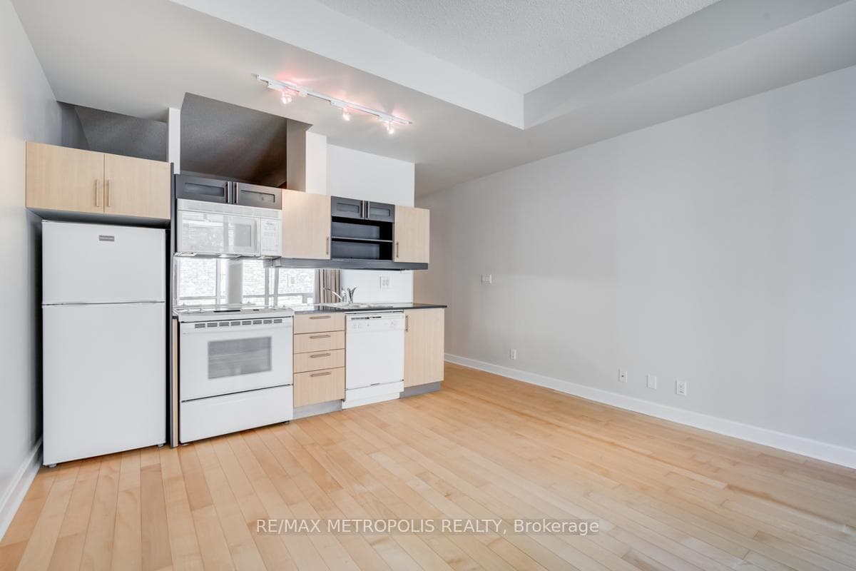 350 Wellington Street Unit 214 photo 6