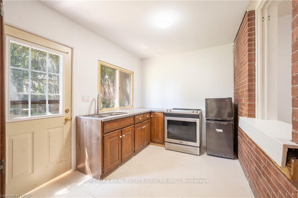 1274 Barton Street photo 1