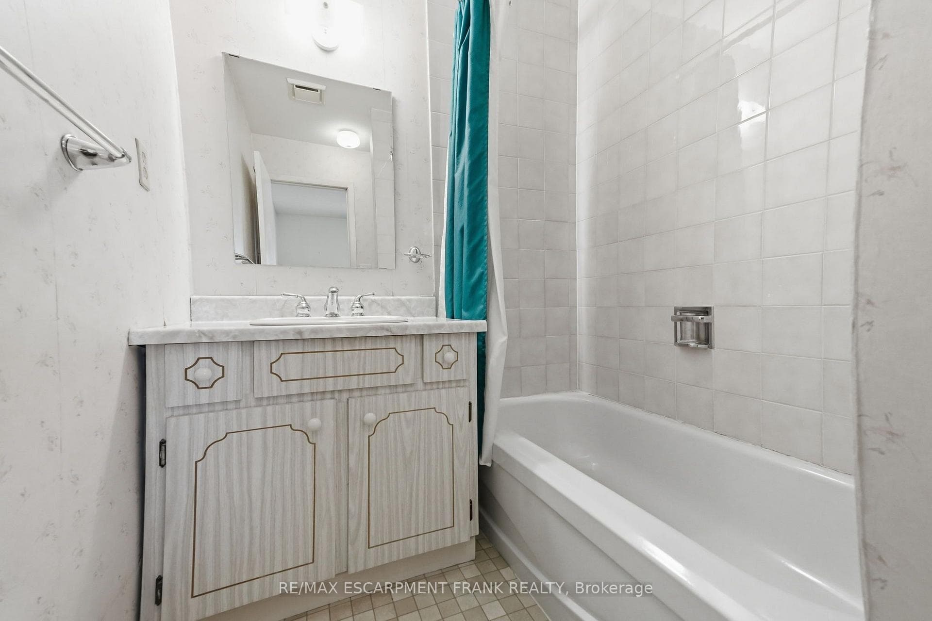 1046 Book Road photo 40
