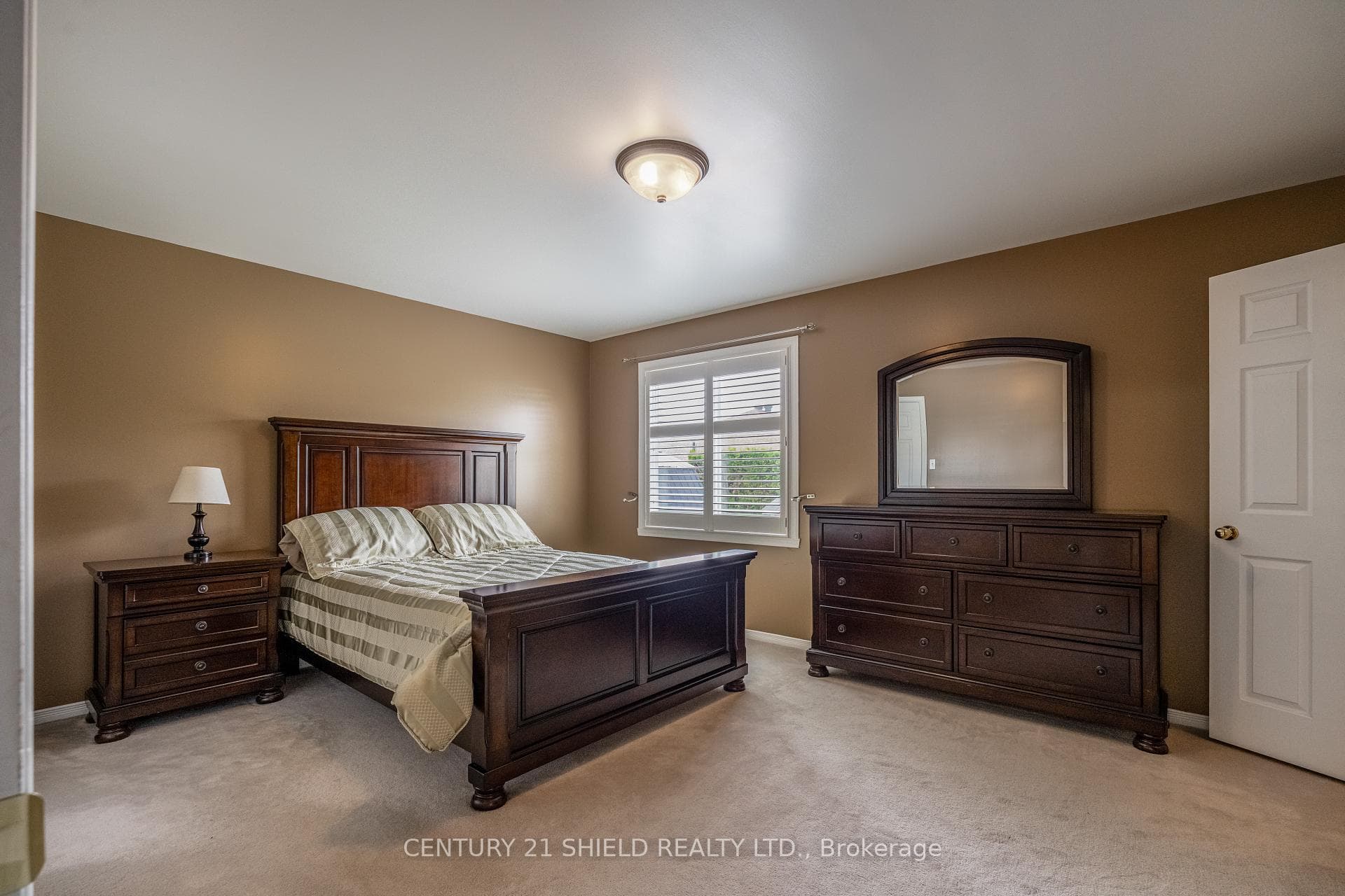 1861 Belvedere Crescent photo 30