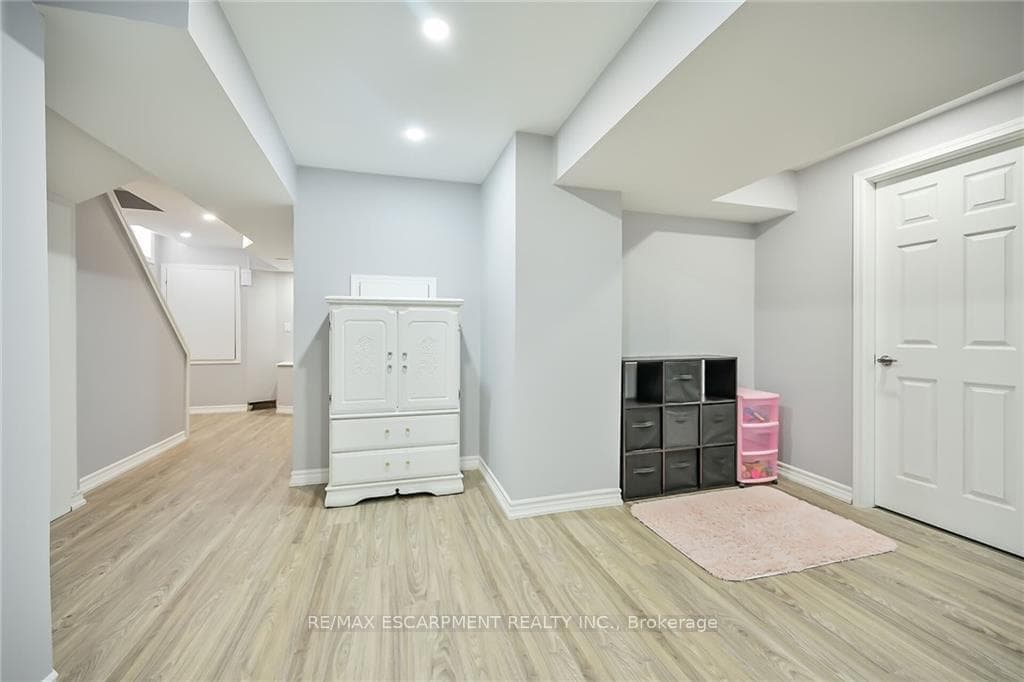 68 Larry Crescent photo 31