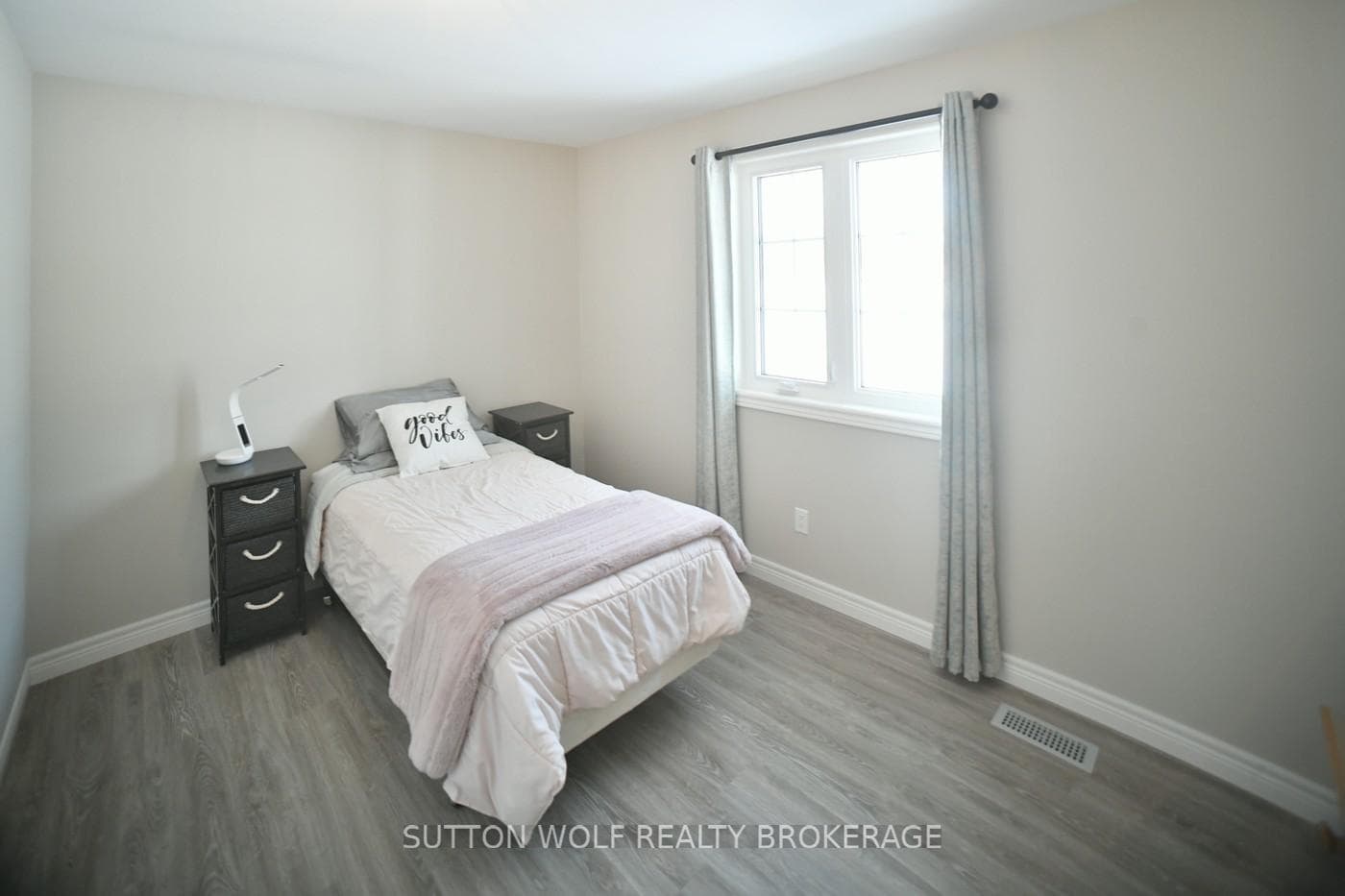 22655 Thames Road photo 19