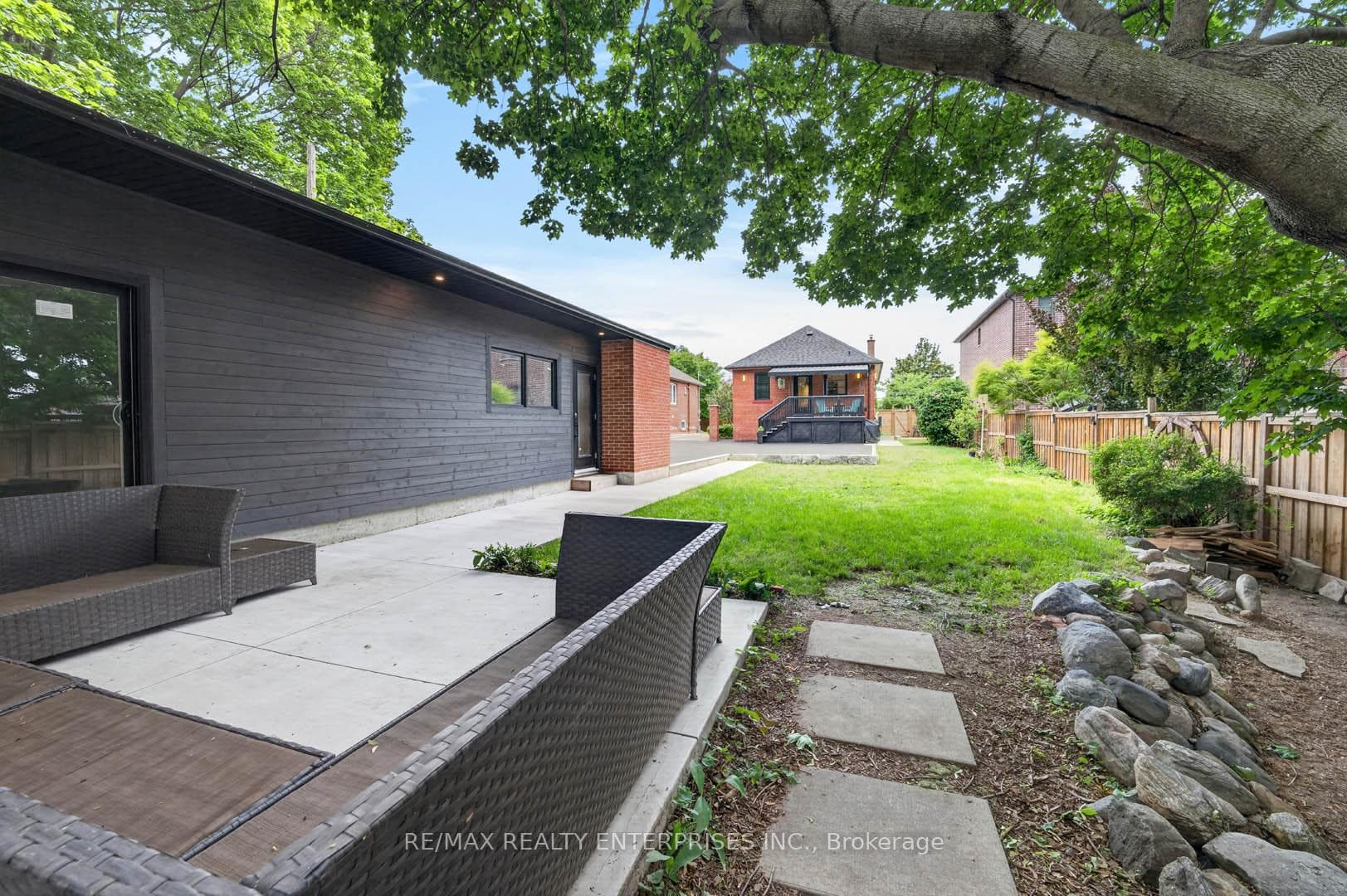 233 Rosemount Avenue photo 37