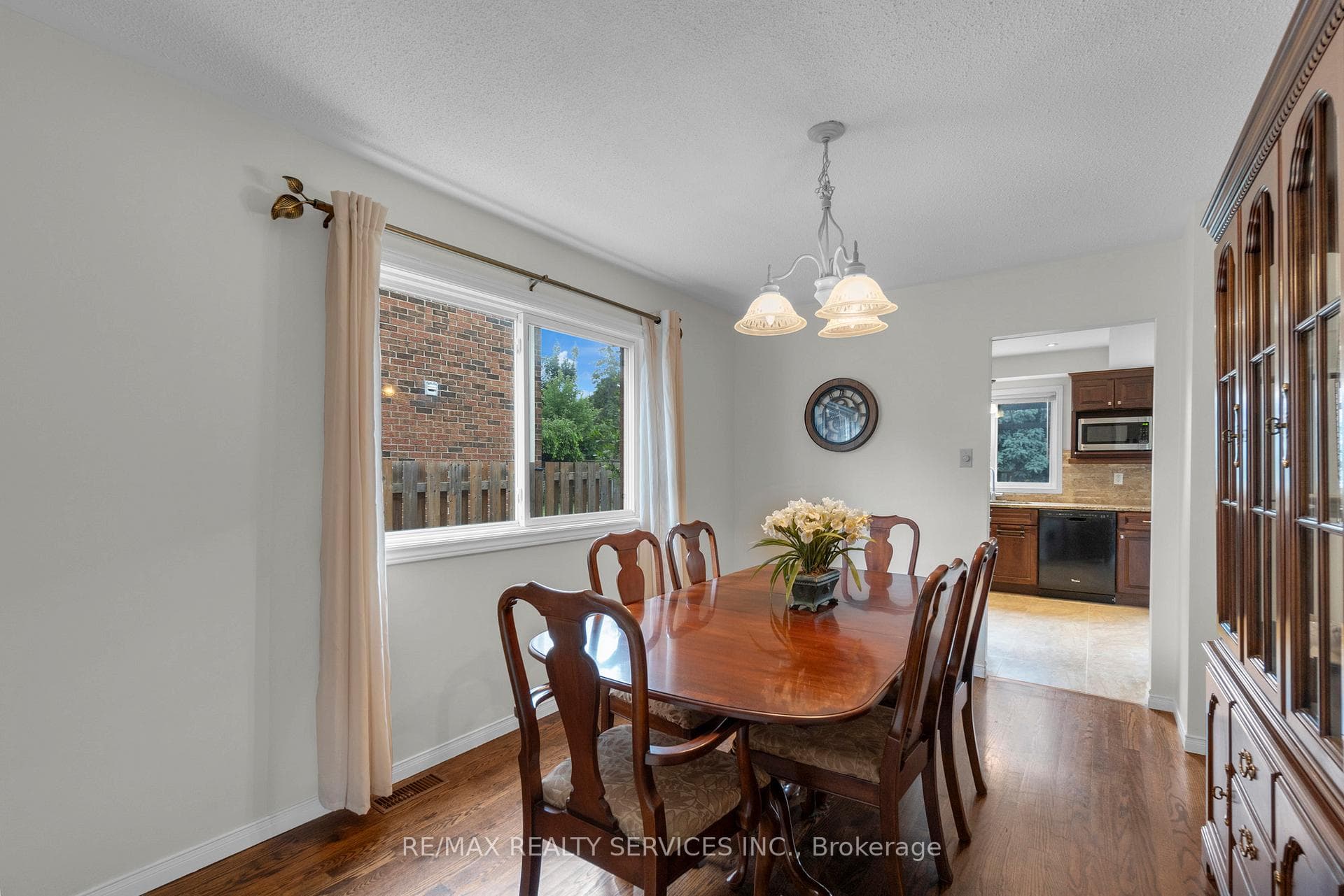 6 Hall Crescent photo 8