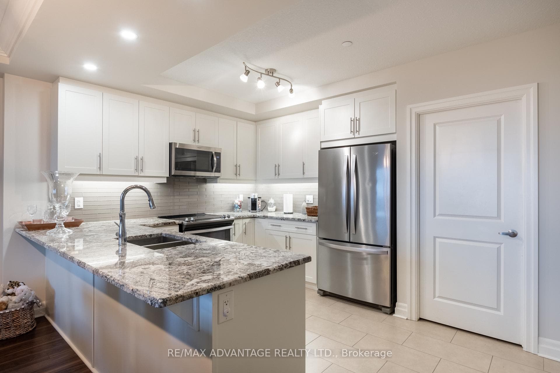 260 Villagewalk Boulevard Unit 603 photo 3