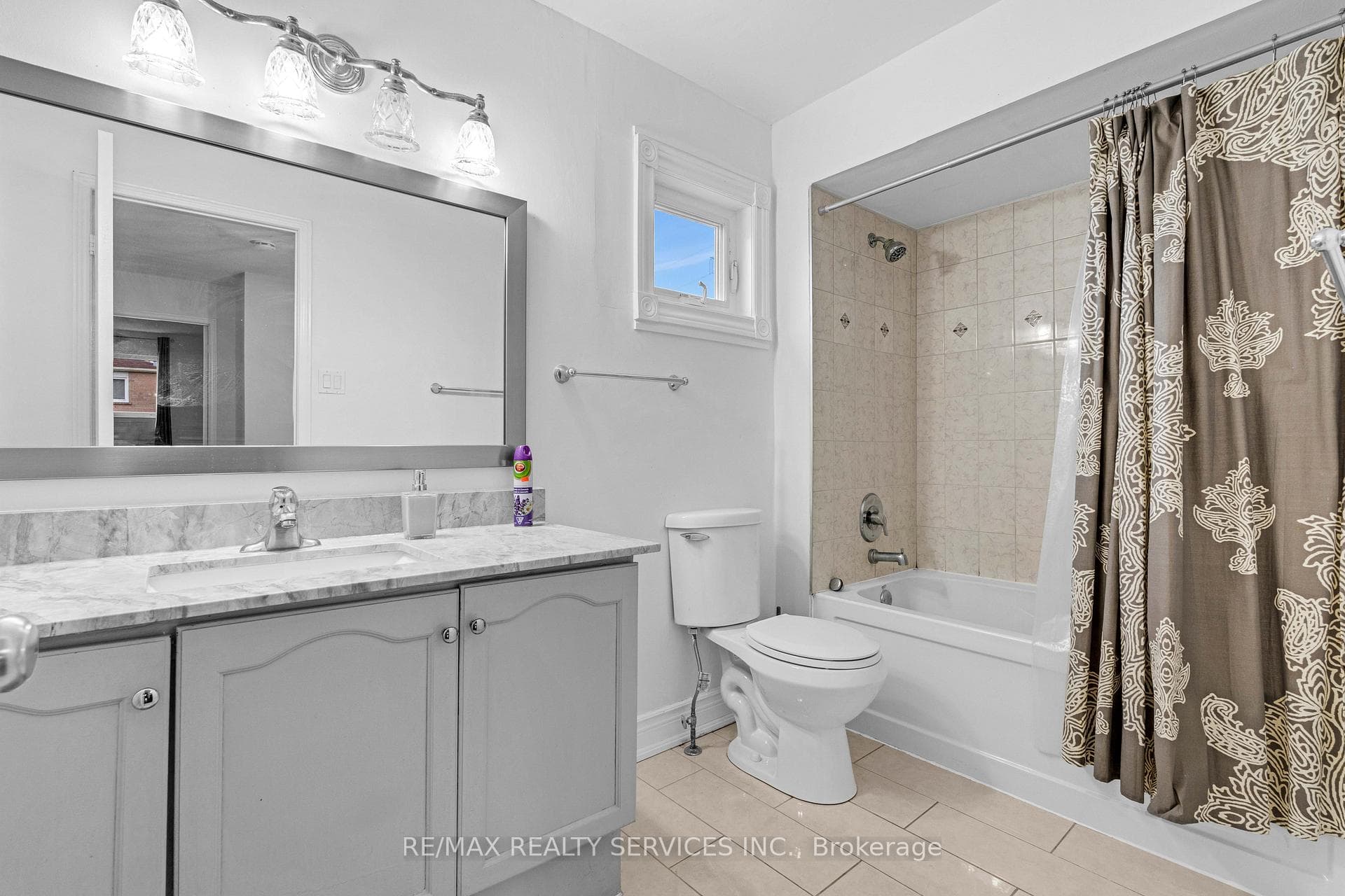 4354 Waterford Crescent Unit Upper photo 17