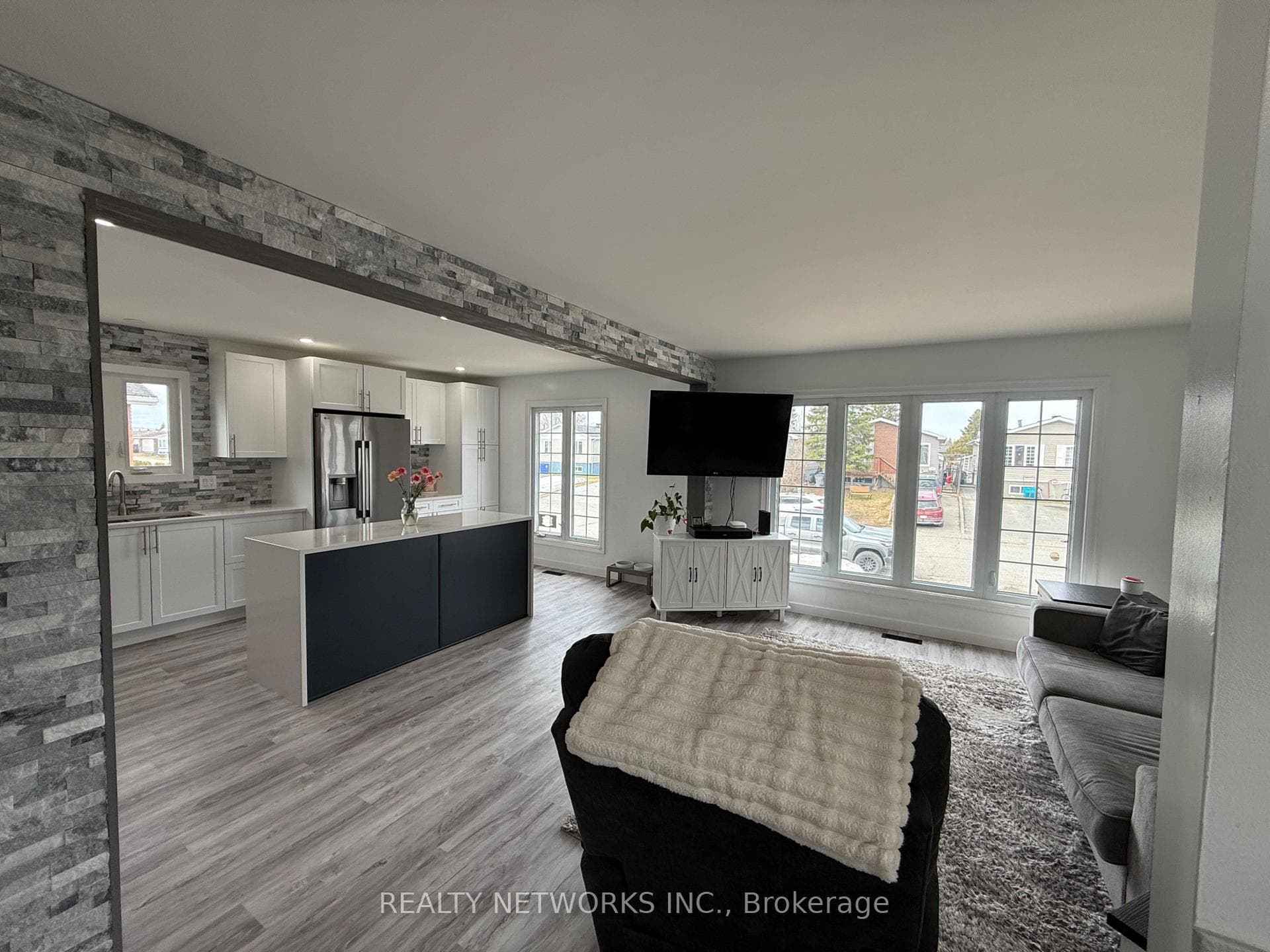 162 Timcor Crescent photo 3
