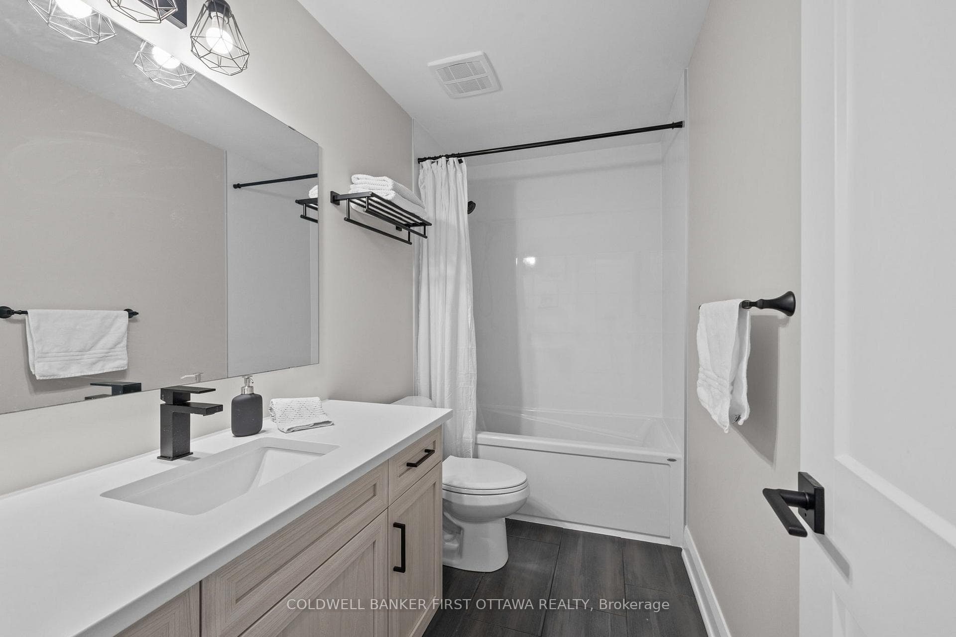 2nd lvl full 4 pc bathroom.