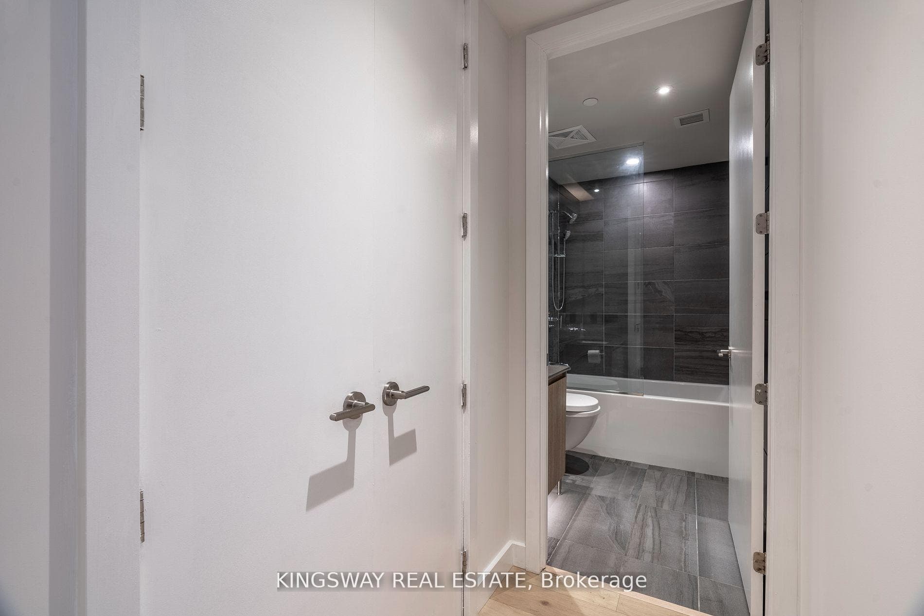 81 Wellesley St Street Unit 2102 photo 4