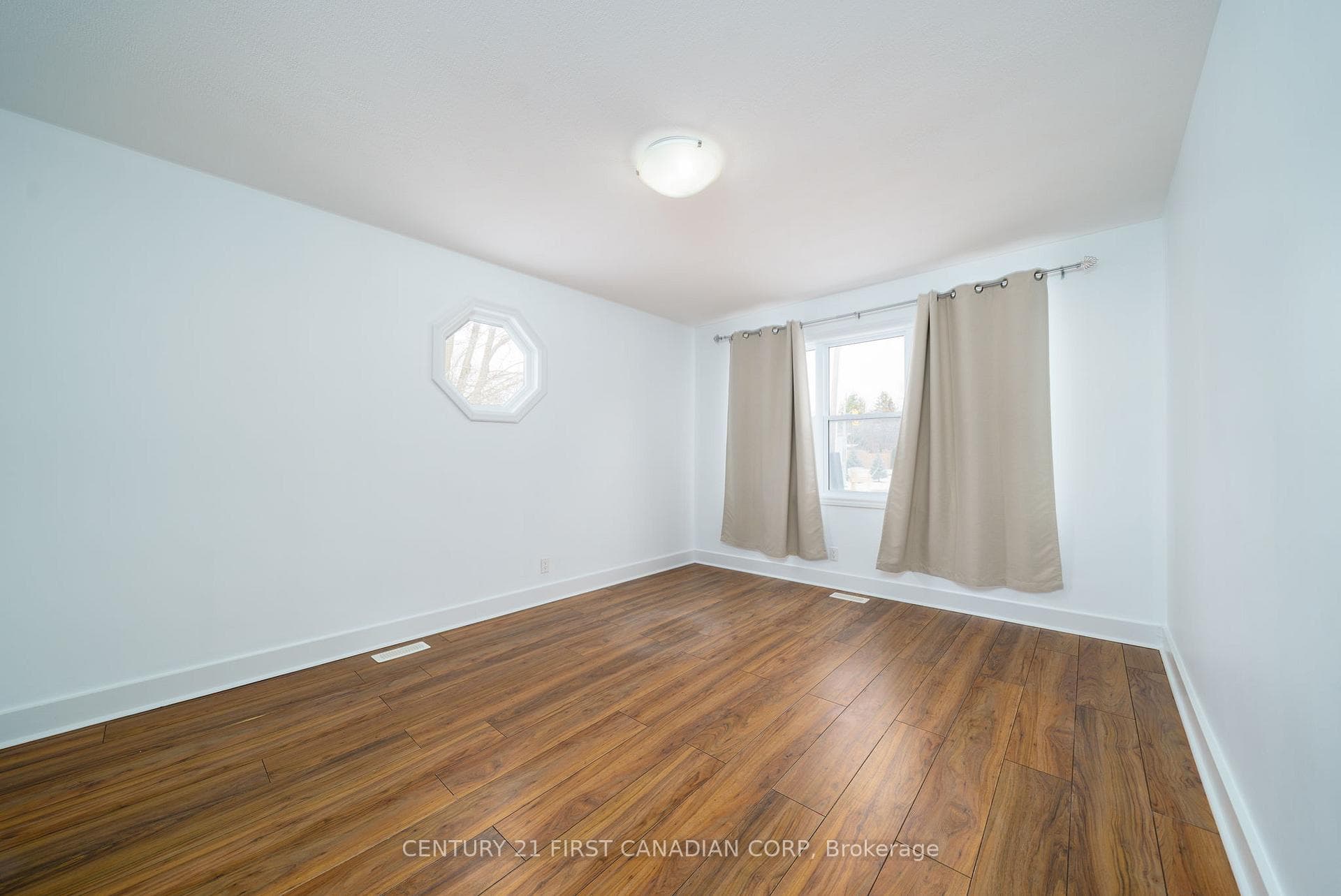 346 Caradoc Street photo 4