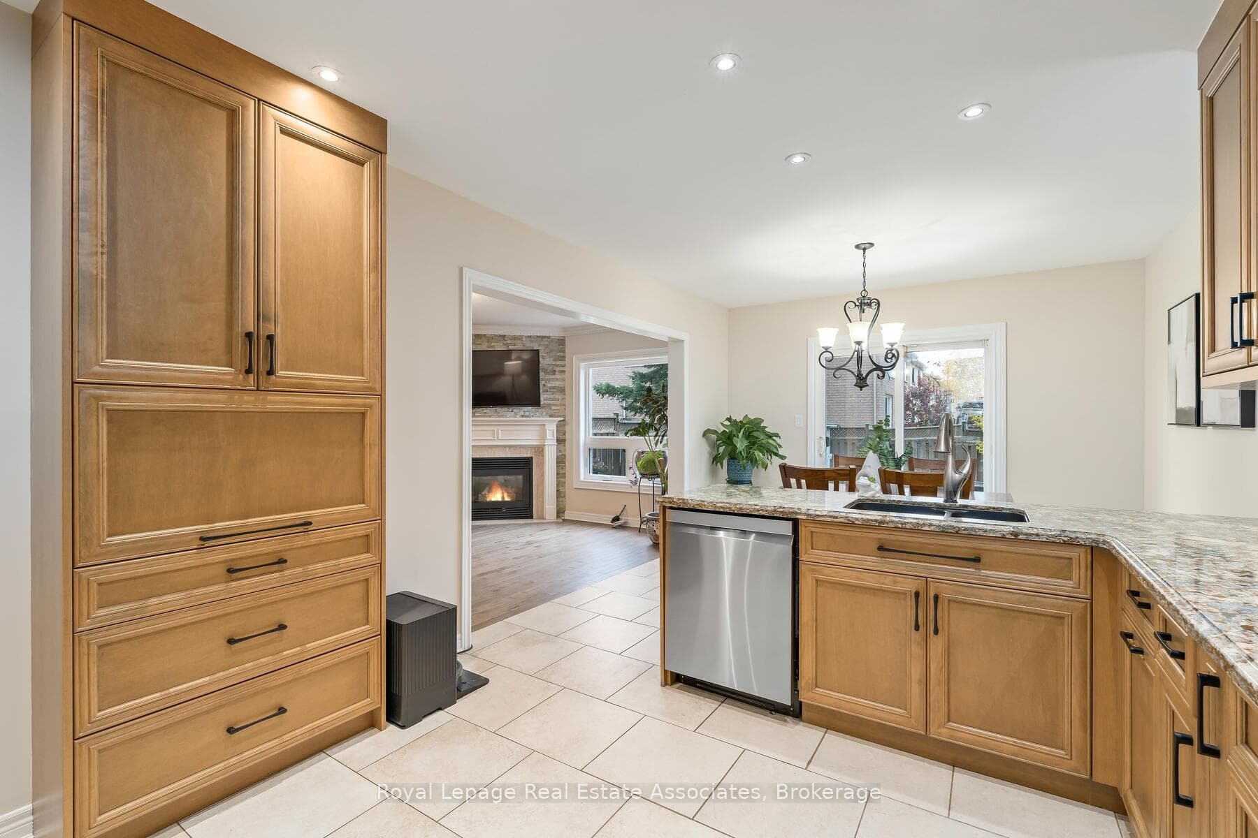 27 Royal Ridge Crescent photo 10