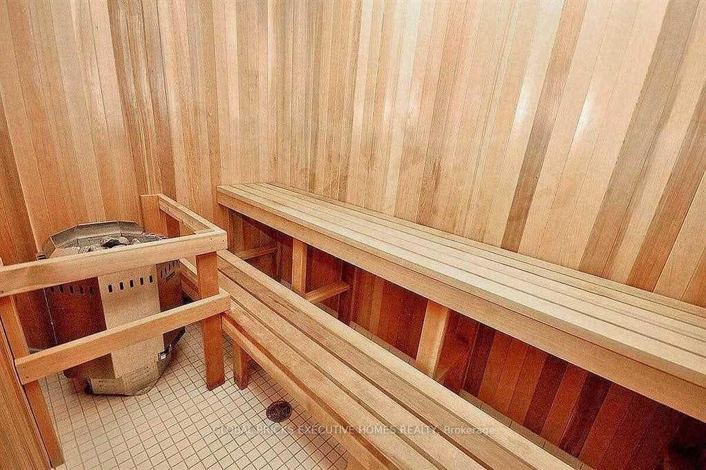 220 Burnhamthorpe Road Unit 2108 photo 29