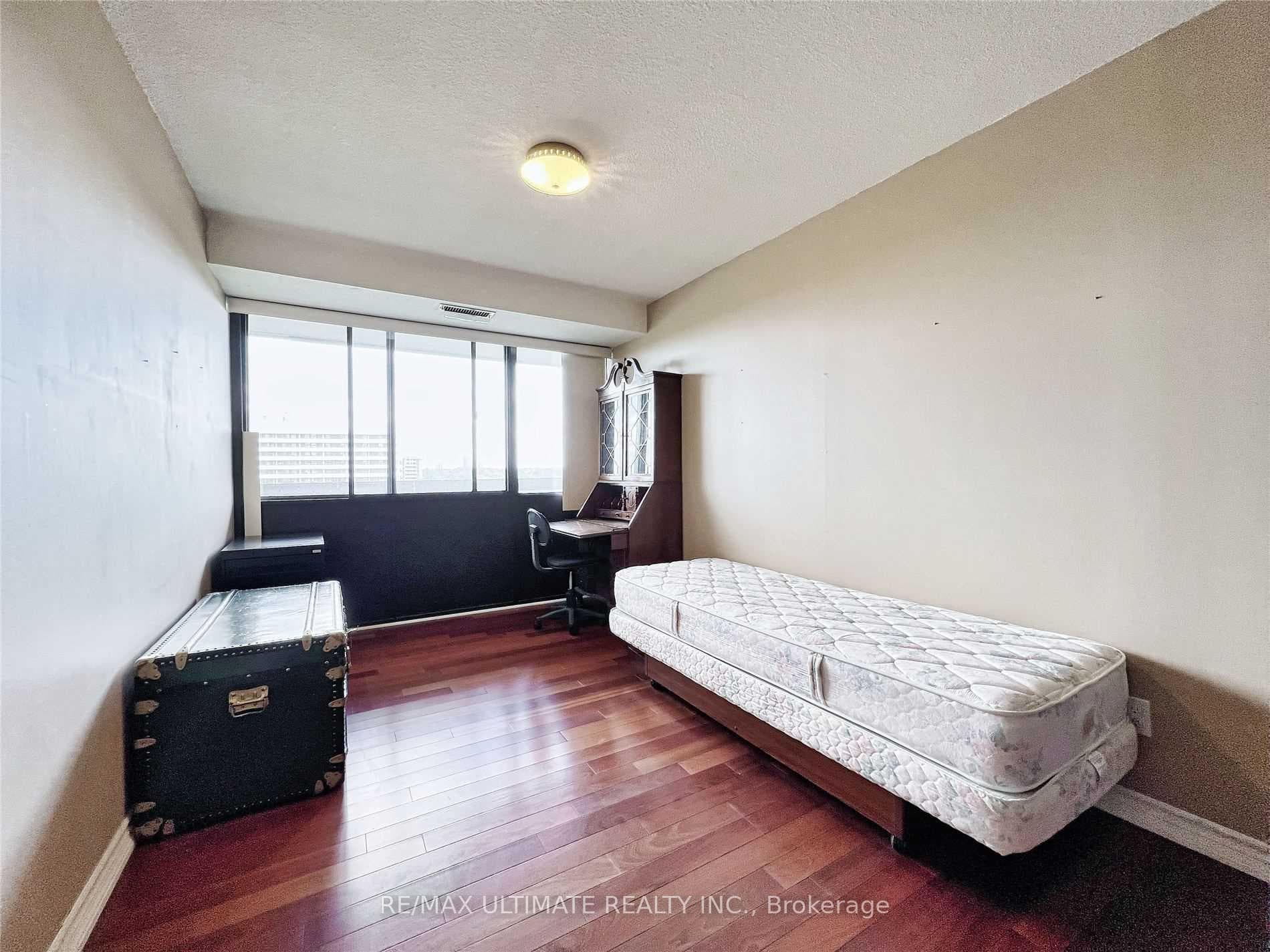 8111 Yonge Street Unit 912 photo 23