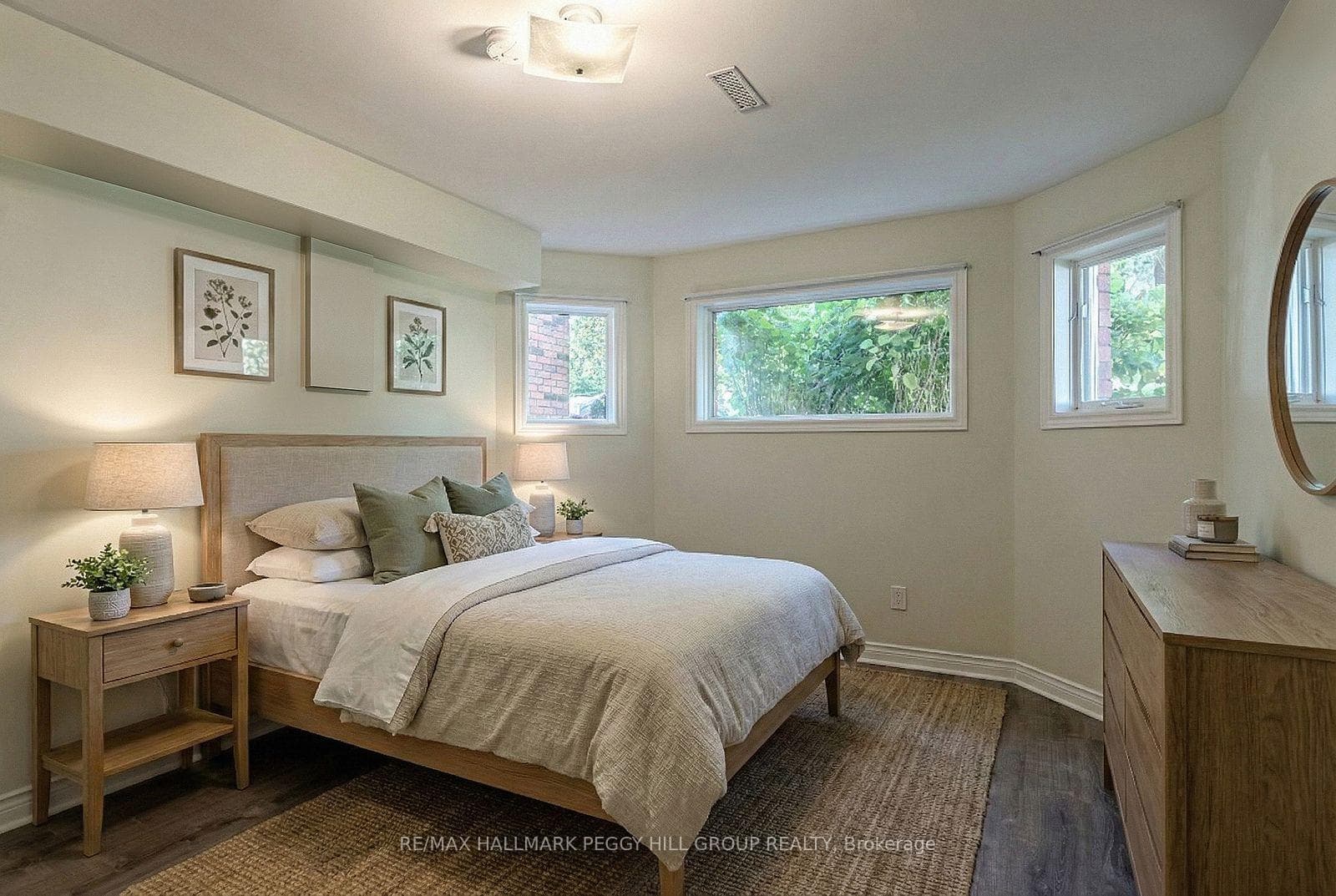 239 Simcoe Street photo 14