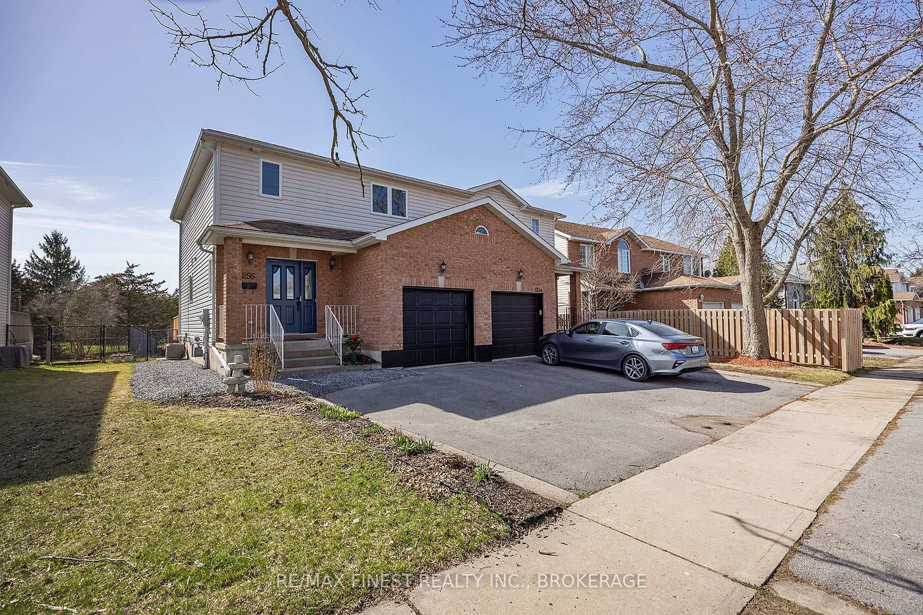 1256 Brackenwood Crescent photo 2