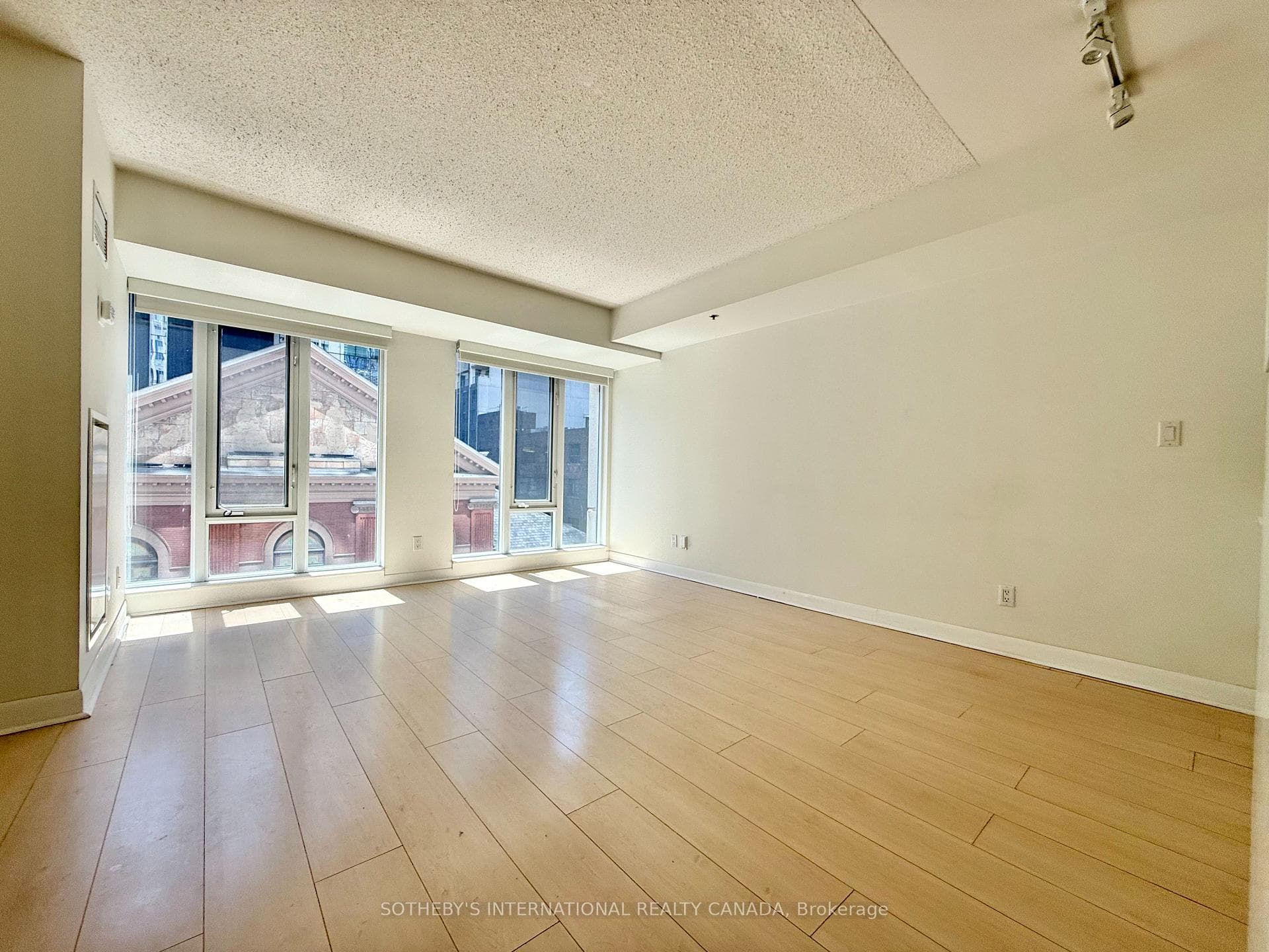 210 Victoria Street Unit 717 photo 2