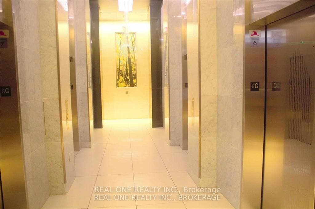 386 Yonge Street Unit 4010 photo 8