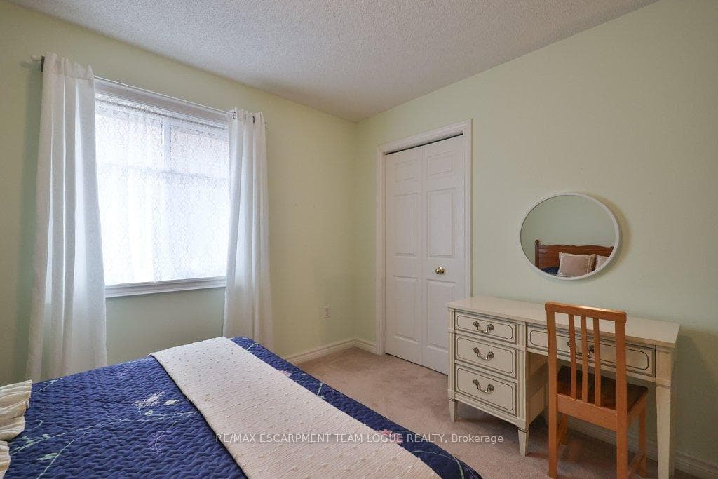 2111 KEVIN Crescent photo 32