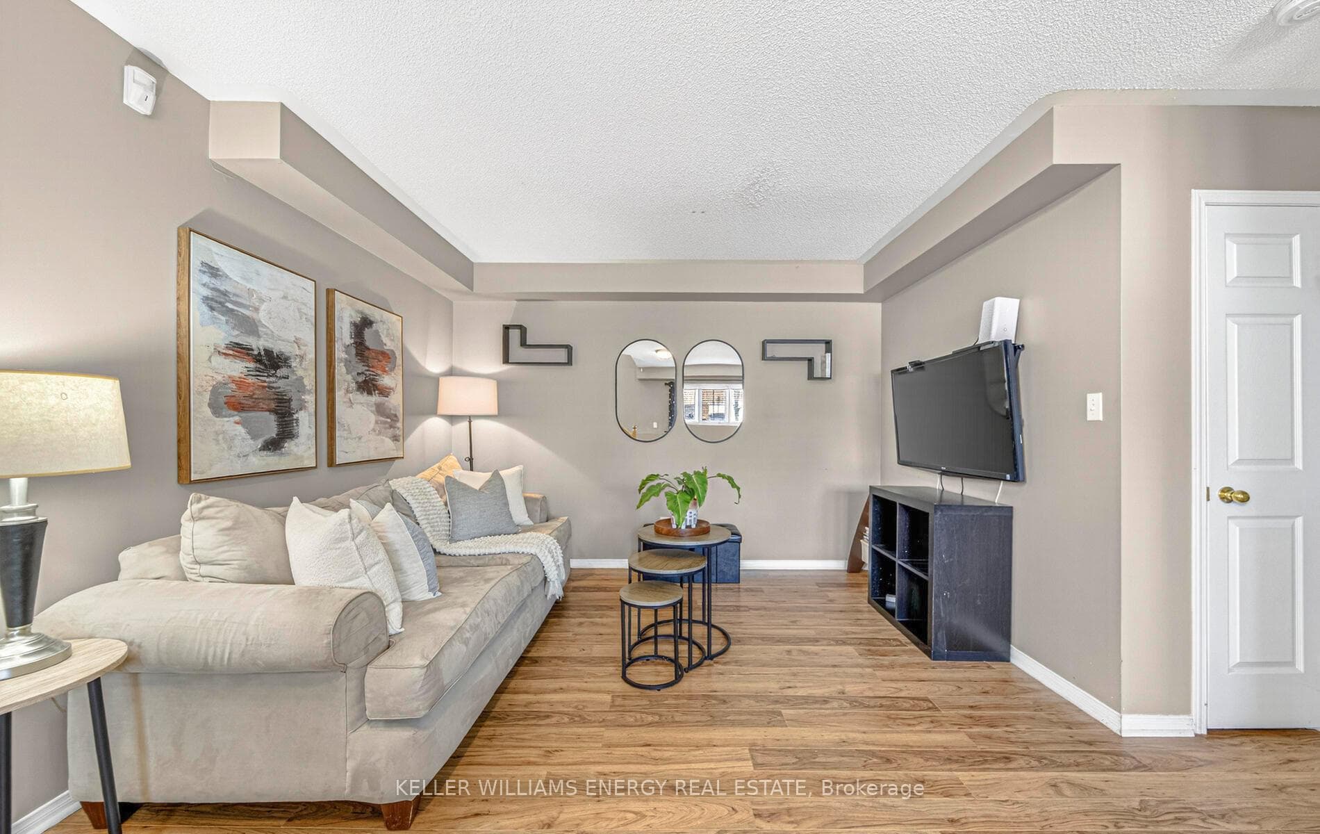 66 Booth Crescent photo 8