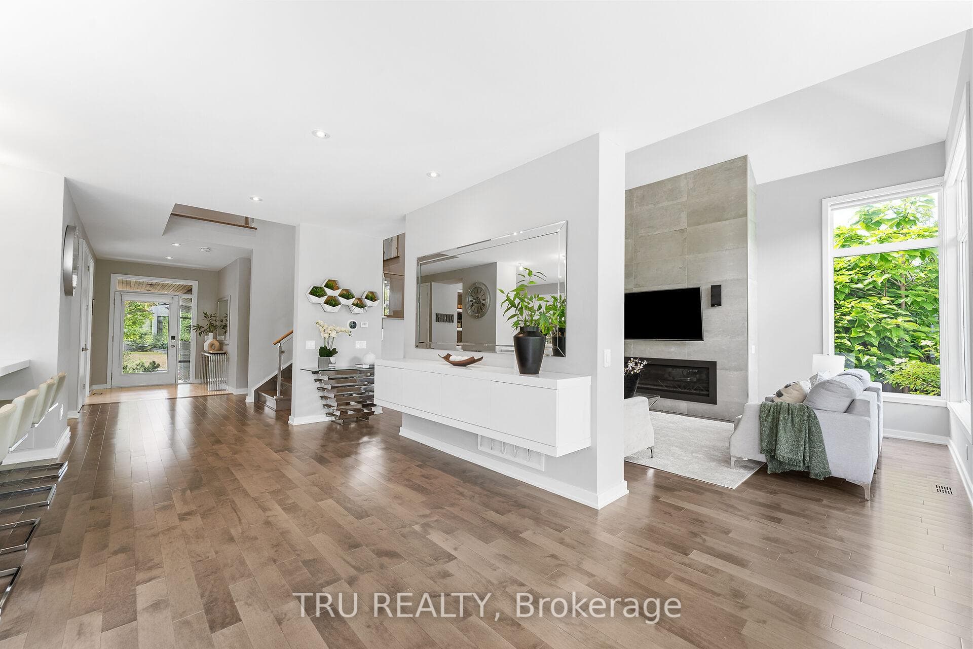 250 Sunnyridge Crescent photo 9