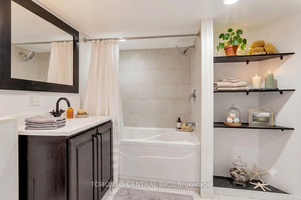 24 Manning Avenue photo 16