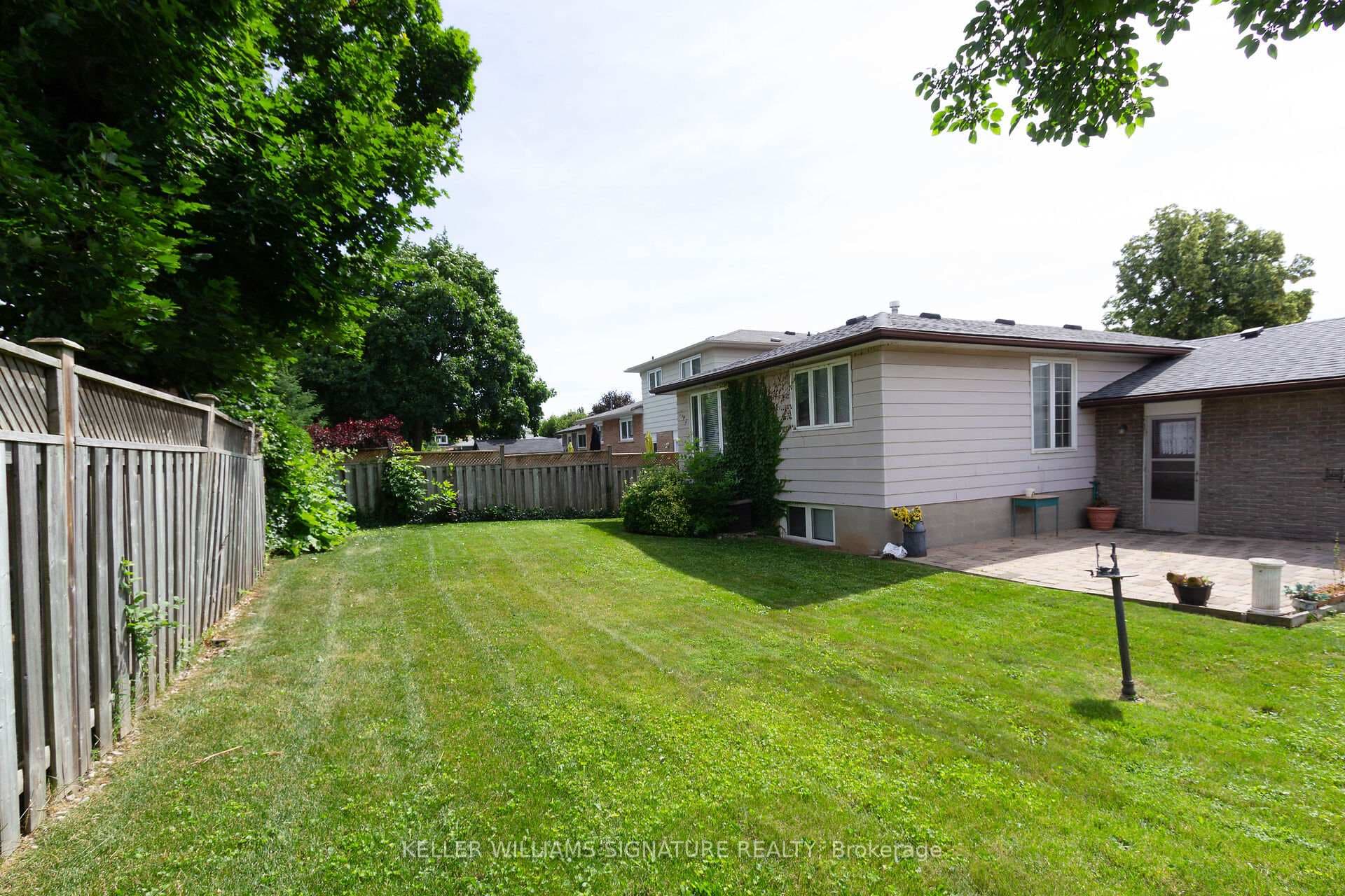 2223 Urwin Crescent photo 35