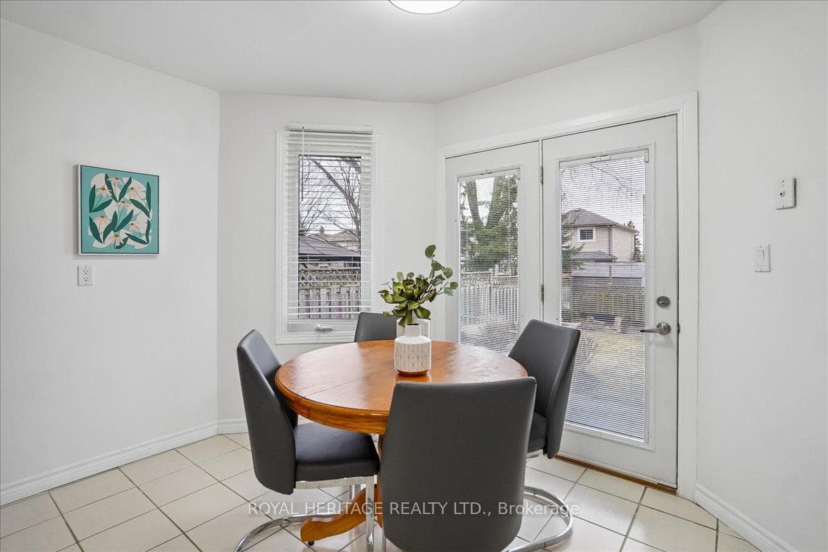 148 Adele Crescent photo 10