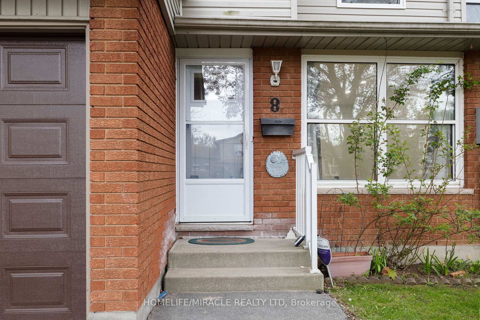 1250 Jalna Boulevard Unit 8 photo 3
