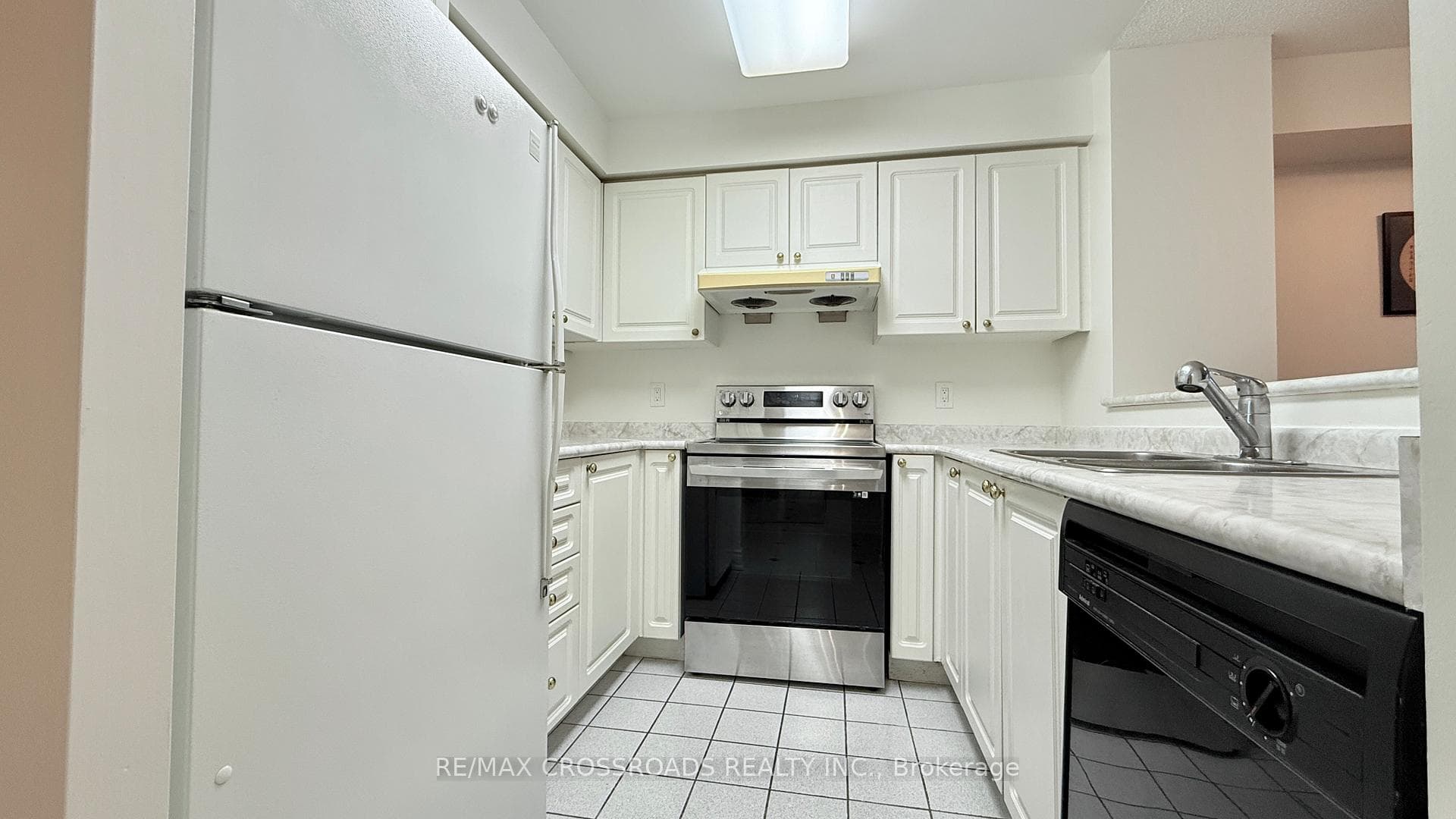 8 Pemberton Avenue Unit 705 photo 11