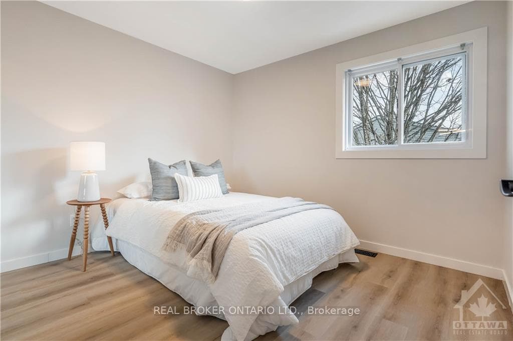 272 COTE ROYALE Crescent photo 22