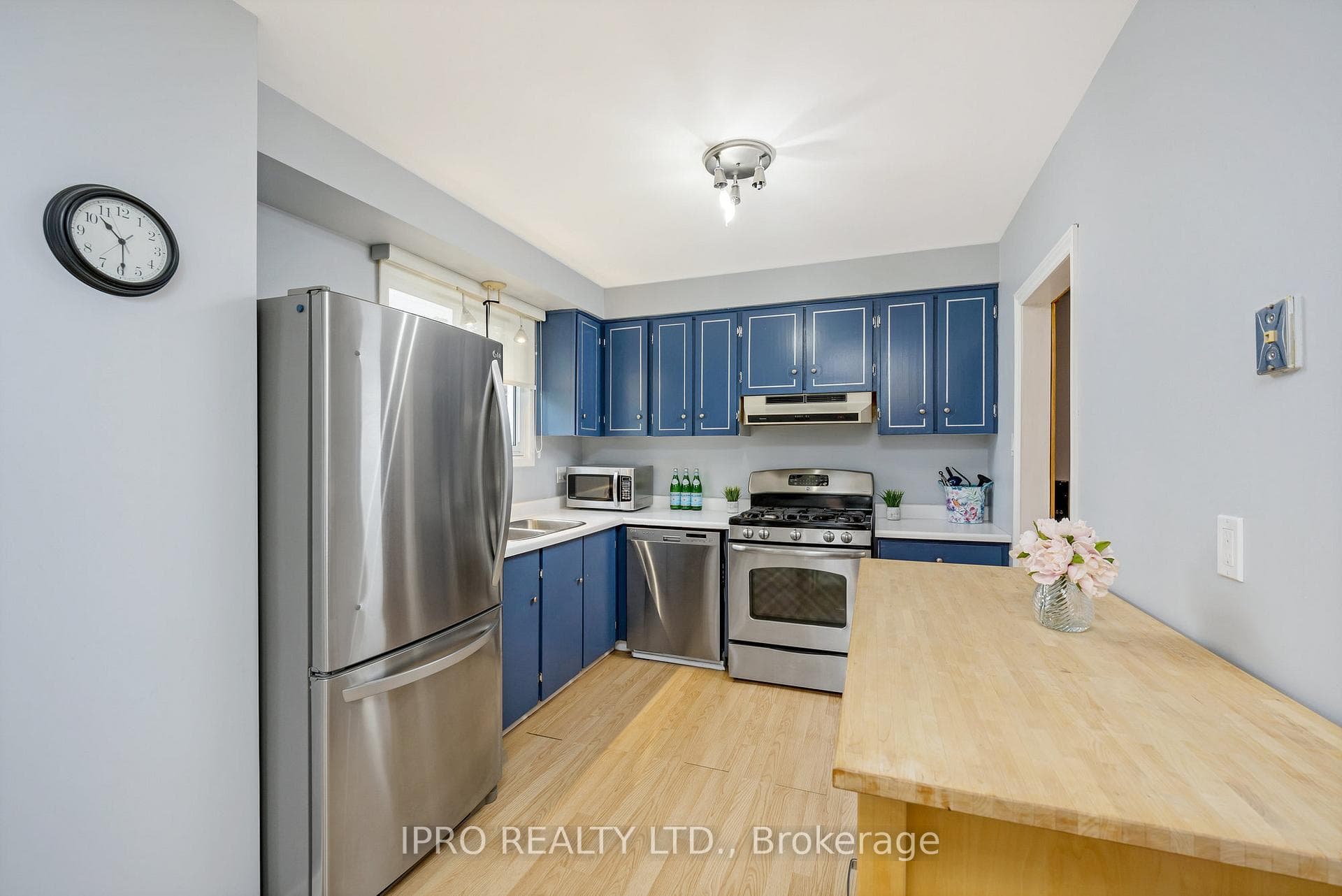 2227 Belfast Crescent photo 10