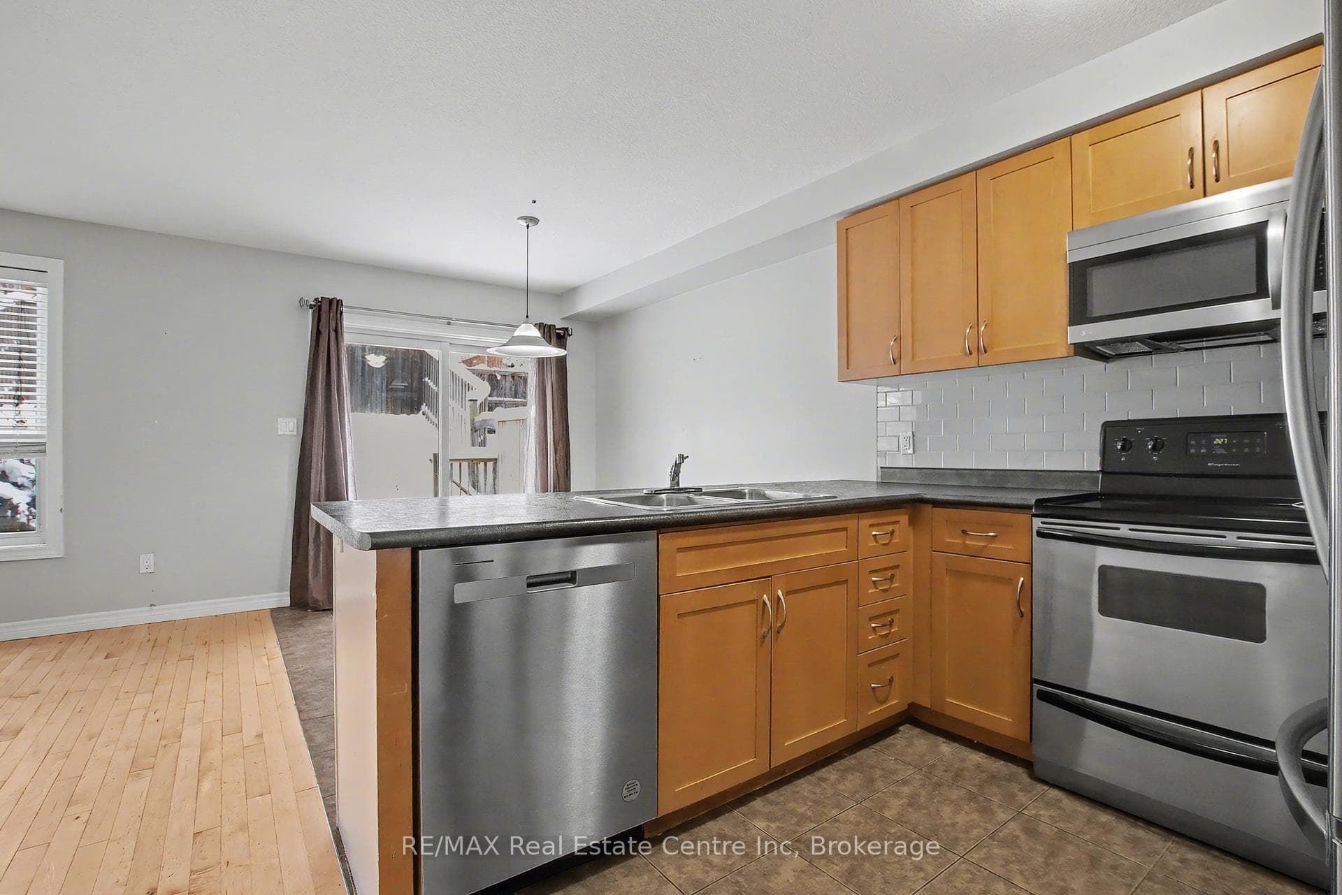 158 Kemp Crescent photo 7