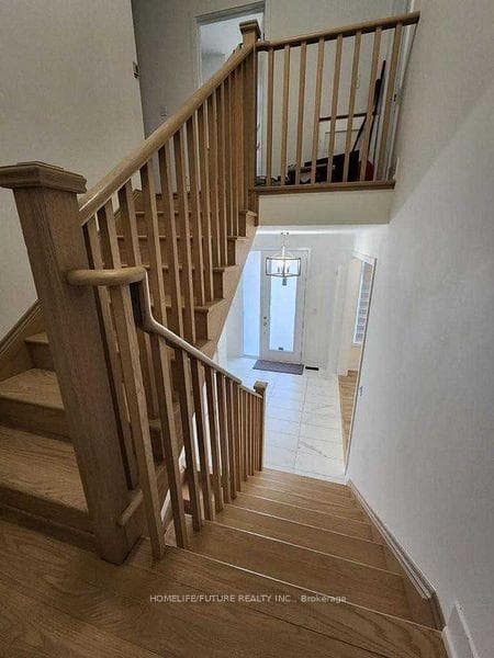 7 Boundary Lane photo 3