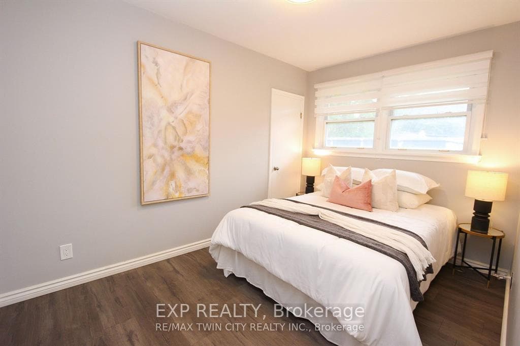 284 Cedar Crescent photo 15