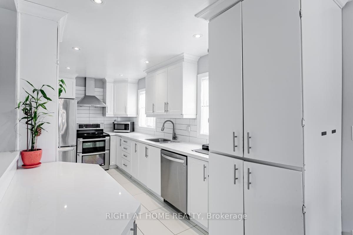 156 Martindale Crescent photo 3