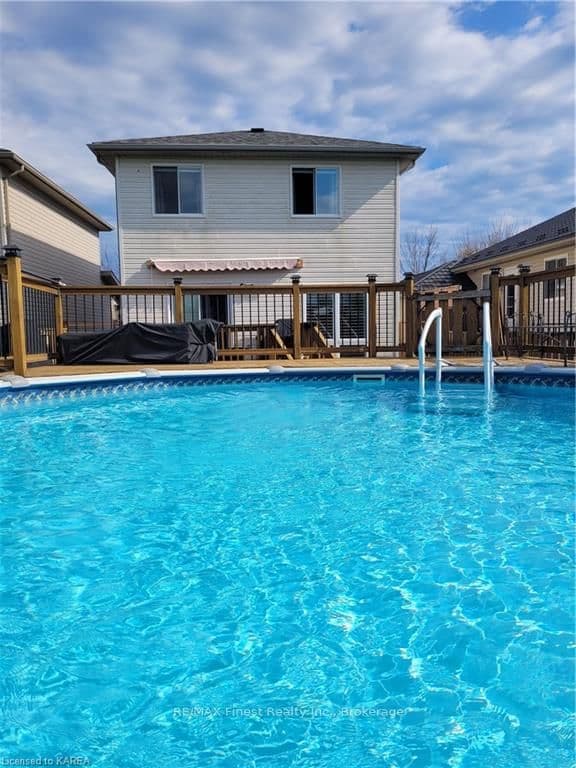 91 MCKEOWN Crescent photo 36
