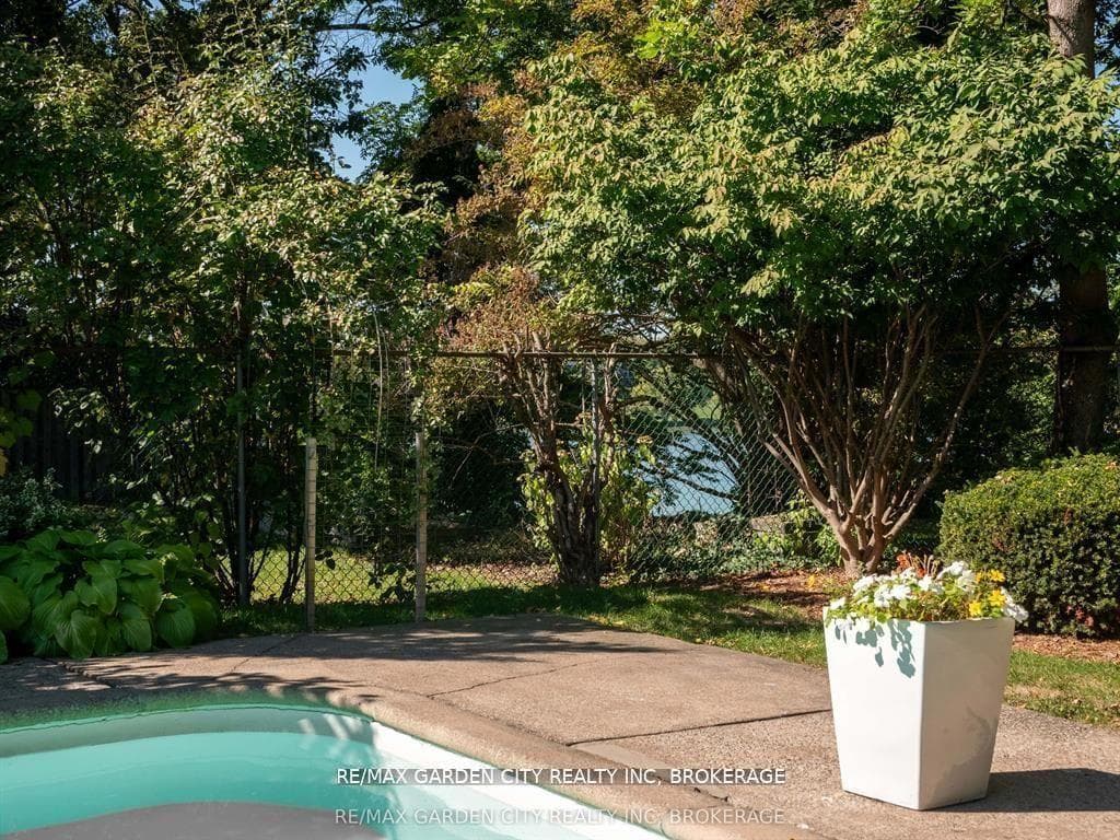 46 HENLEY Drive photo 48